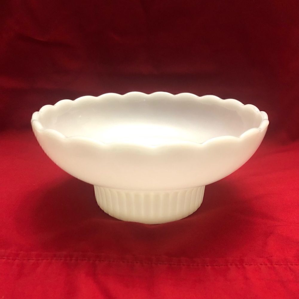 Vintage E.O brody M2000 Cleveland Ohio USA milk glass bowl